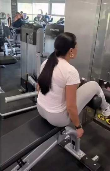 رانيا يوسف بصورة مثيرة تبرز تفاصيل جسمها