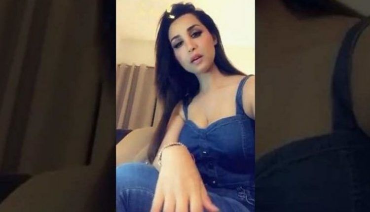 معجب سعودي يطلب من السعودية هند القحطاني ما يطلبه الرجل من زوجته وسيعبدها ‘‘بين أرجلها‘‘..شاهد كيف فاجأته برد صادم! (فيديو)