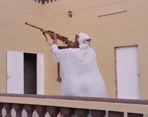 شاهد.. لن تصدق ماذا فعل عُمانيون بعد سماعهم خبر عن صحة السلطان قابوس ( فيديو )