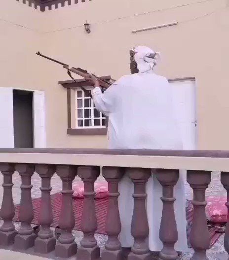 شاهد.. لن تصدق ماذا فعل عُمانيون بعد سماعهم خبر عن صحة السلطان قابوس ( فيديو )