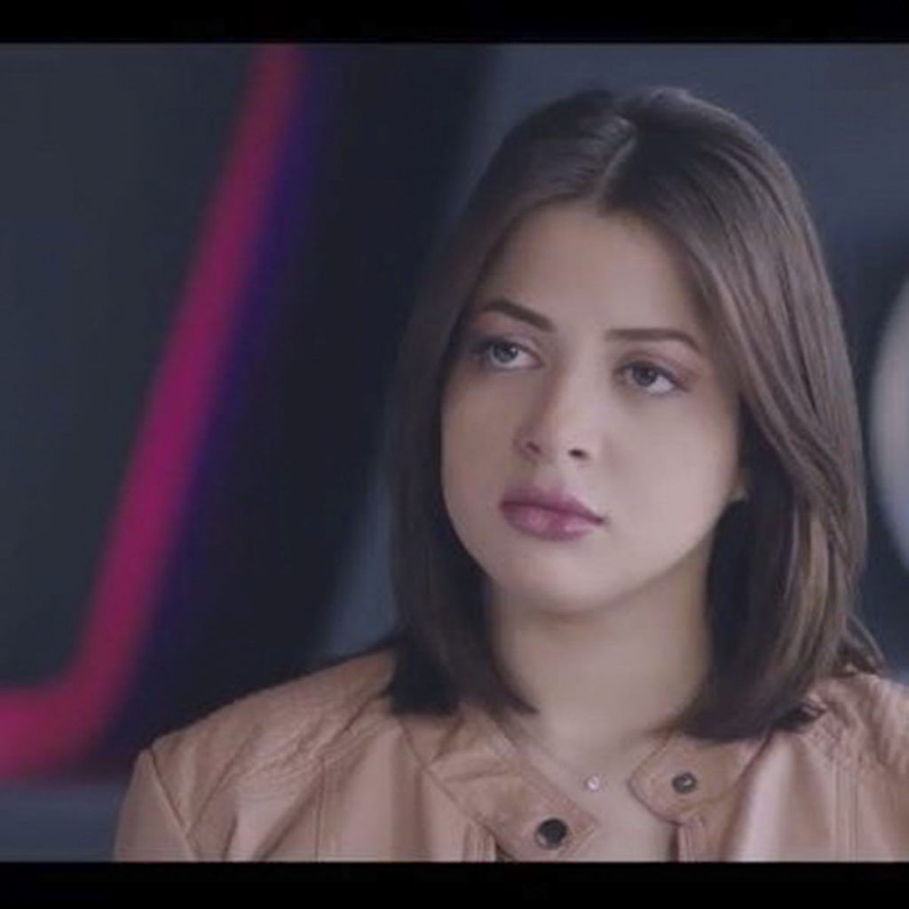 بعد ظهورها في فيلم إباحي.. منى فاروق بإطلالة شتوية في بيروت