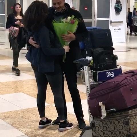 شاهدوا.. منى فاروق تستقبل شقيقها بالأحضان والقبلات بأول ظهور له بعد أزمة الفيديو الإباحي