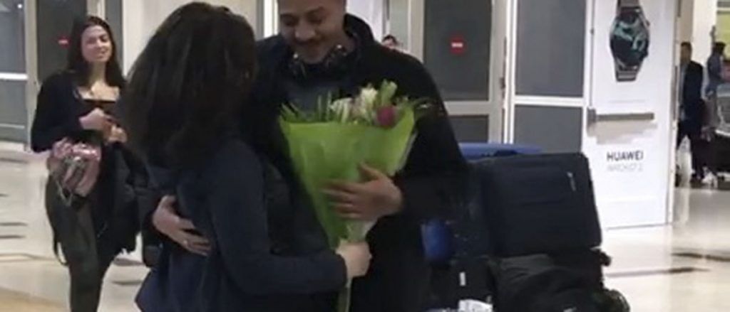 شاهدوا.. منى فاروق تستقبل شقيقها بالأحضان والقبلات بأول ظهور له بعد أزمة الفيديو الإباحي