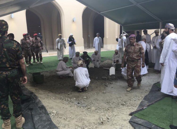ورد للتو...مغرد سلطنة عمان الشهير يكشف سر لم يكن يعرفه الا القليل عن السلطان قابوس وينشر صور قبره ( شاهد 3 صور لقبر السلطان قابوس ) 