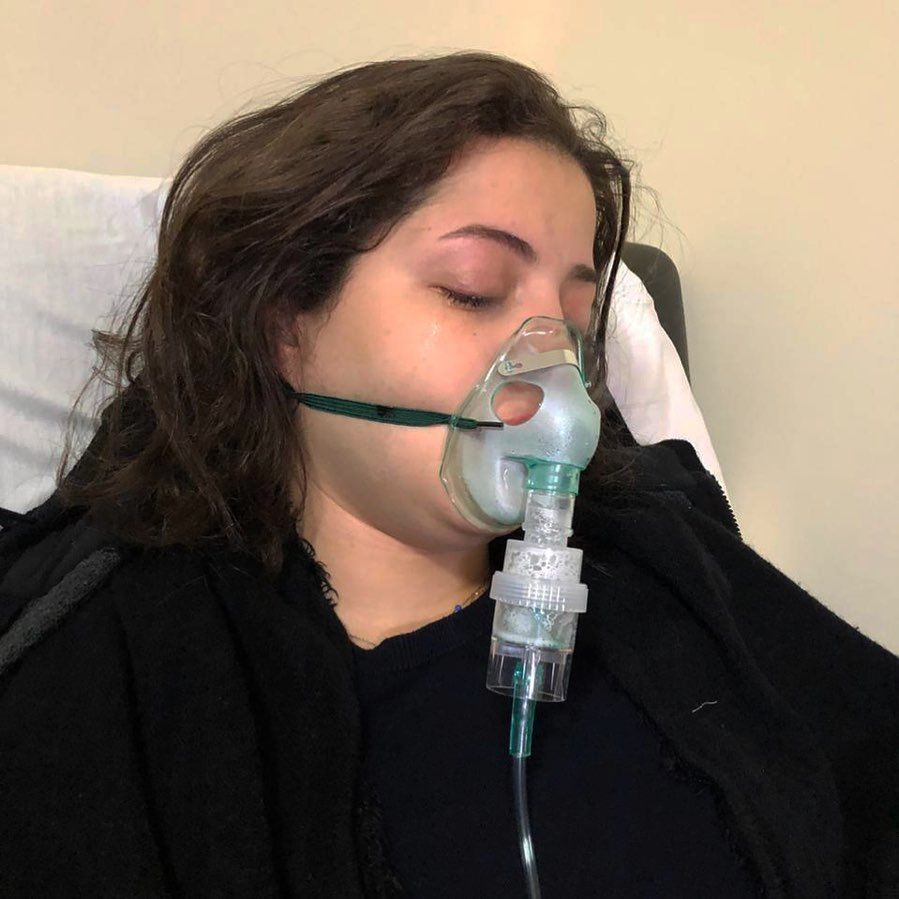 منى فاروق بوضع حرج وتنقل للمستشفى من جديد