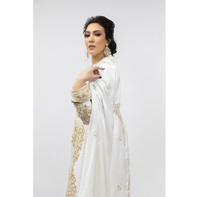 قفطان مغربي أبيض وذهبي فخم