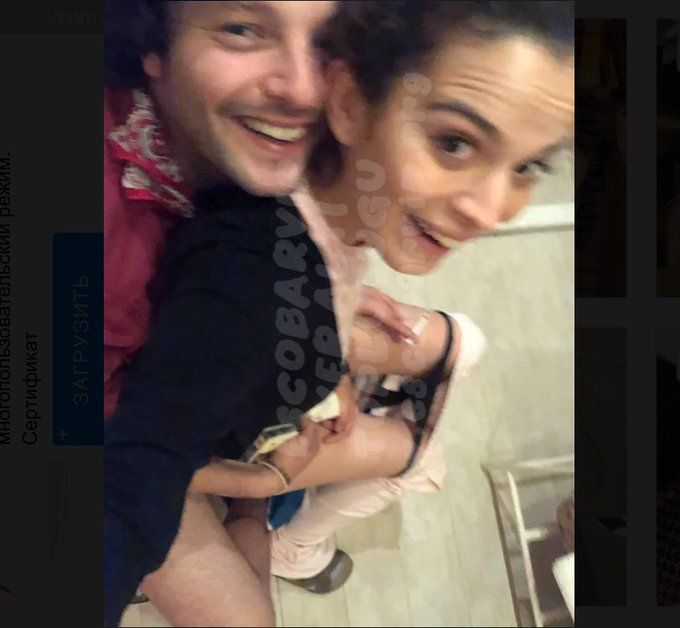 شاهد.. فضيحة ممثلة تركية شهيرة بعد تسريب صور فاضحة لها في أوضاع حميمة مع حبيبها