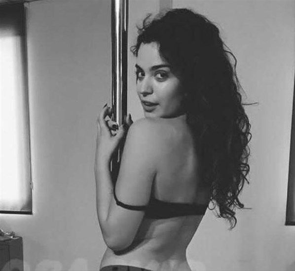 شاهد.. فضيحة ممثلة تركية شهيرة بعد تسريب صور فاضحة لها في أوضاع حميمة مع حبيبها