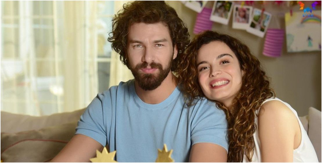 شاهد.. فضيحة ممثلة تركية شهيرة بعد تسريب صور فاضحة لها في أوضاع حميمة مع حبيبها