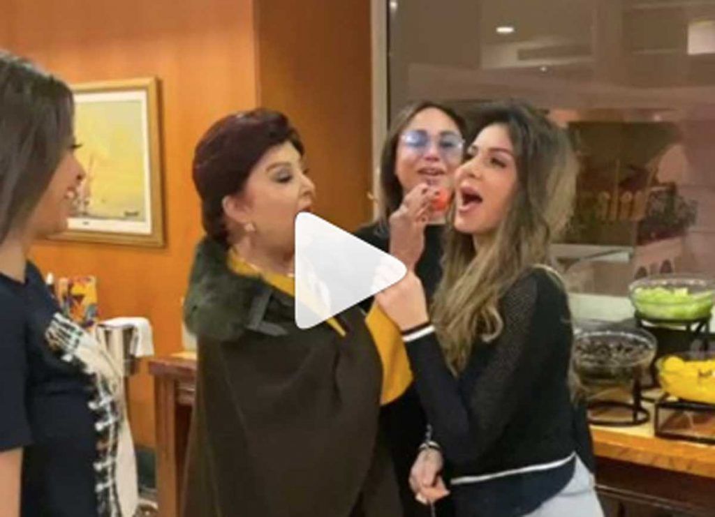 شاهد.. رجاء الجداوي تطعم نجلاء بدر “فراولة” بيدها!