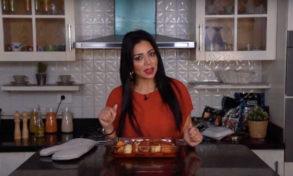 شاهد.. “بطاطس محشية” مع رانيا يوسف في عيد الحب!