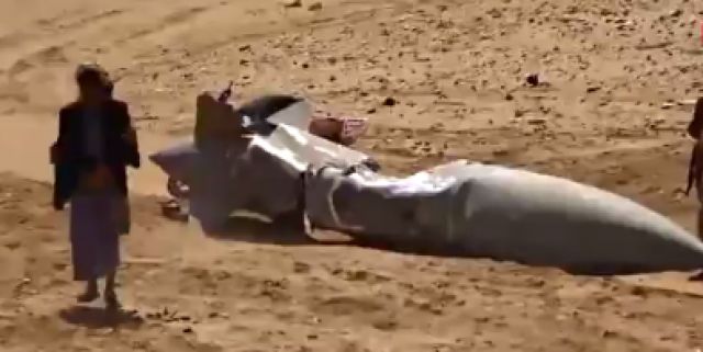 وسط صدمة وذهول.. شاهد كيف ظهر الطيار السعودي الجريح بعد إسقاط طائرته الحربية ووقوعه أسيرا في قبضة الحوثيين؟