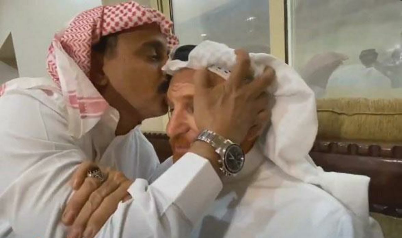 شاهد : والد (نسيم) يهنئ والد (موسى) بعد 20 عاما من الاختطاف