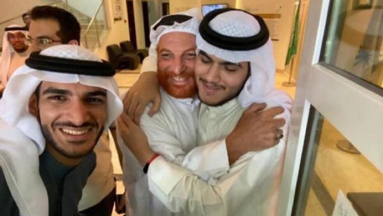 شاهد: أول صور المخطوف موسى الخنيزي منذ 20 عاما في أحضان والده