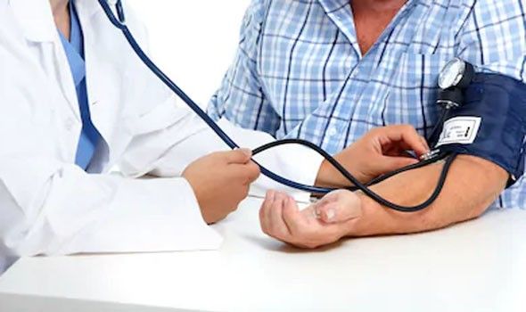 أطباء يكشفون خطورة ارتفاع وانخفاض ضغط الدم على الصحة