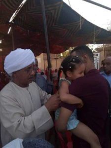 الكاميرا تلاحق طه سليمان في عزاء عبير ابو شيبة وصور له يحمل طفلته بجوار نسيبه