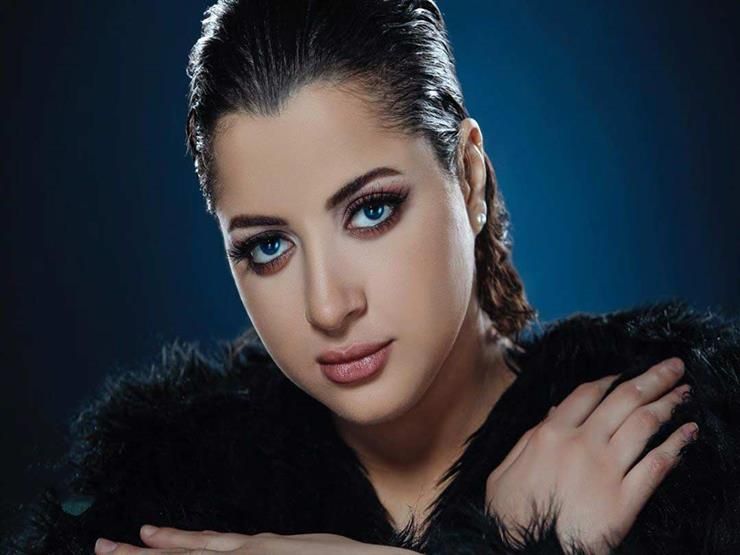 منى فاروق تنعى الرئيس الأسبق محمد حسني مبارك