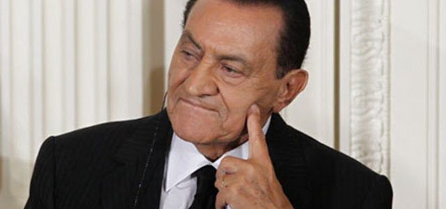 مفاجأة أثناء صلاة الجنازة على الرئيس المصري ‘‘حسني مبارك’’ .. شاهد (فيديو)