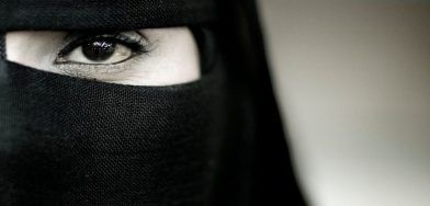 شاهدو كيد النساء .. شاب في هذة الدولة الخليجية خدع فتاة بالواتساب واوهمها بالزوج واخذ مالها ..فانتقمت منه بطريقة لا تخطر على بال