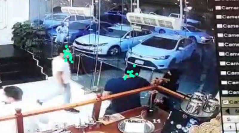 مصادر "الخليج 365" تكشف كواليس القبض على شخص ضرب موظفة مطعم