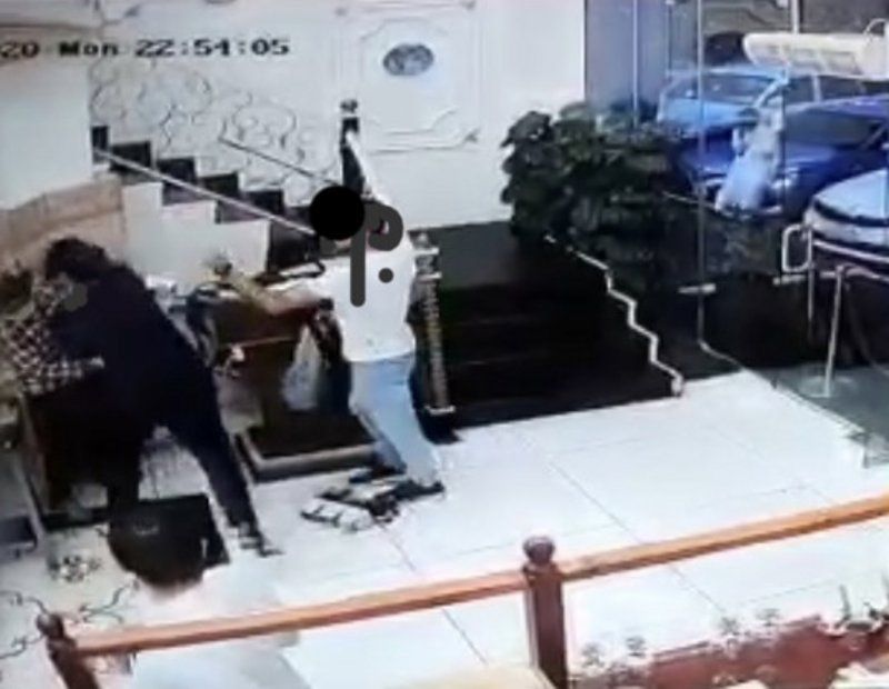 مصادر "الخليج 365" تكشف كواليس القبض على شخص ضرب موظفة مطعم