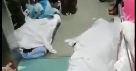 هكذا يتساقط المواطنون في شوارع دولة عربية بسبب كورونا .. ’’فيديو يهز القلوب’’