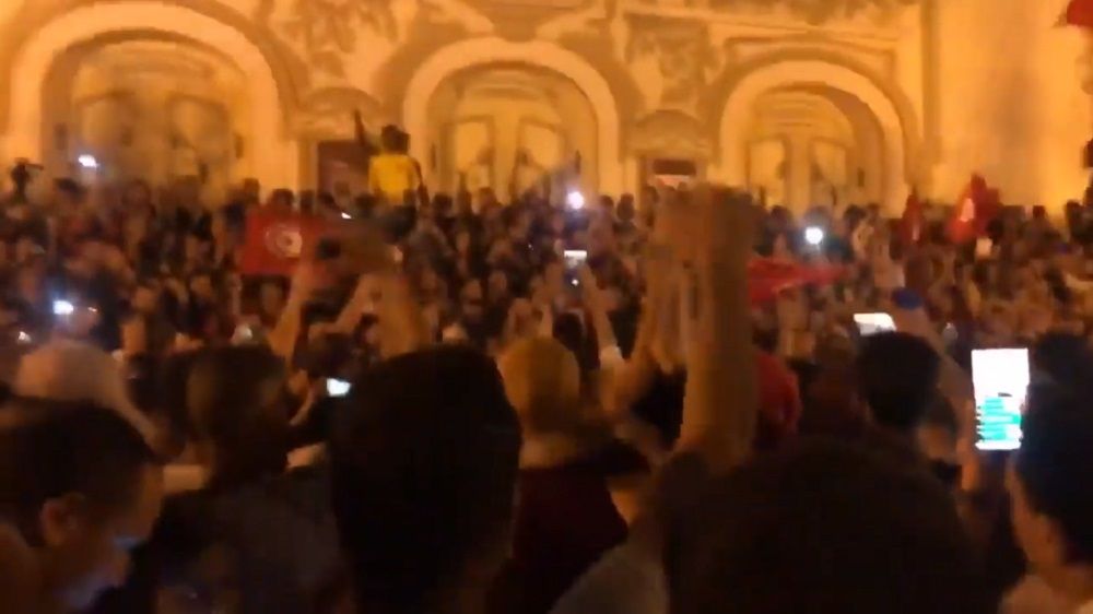 رئيس عربي يتجول في الأرياف بعد منتصف الليل ويصف نفسه بـ”عمر بن الخطاب” .. شاهد من يكون (فيديو)