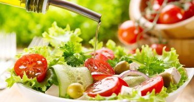حارب كورونا وقوى مناعتك على الفطار بطبق السلطة الخضرا بزيت الزيتون