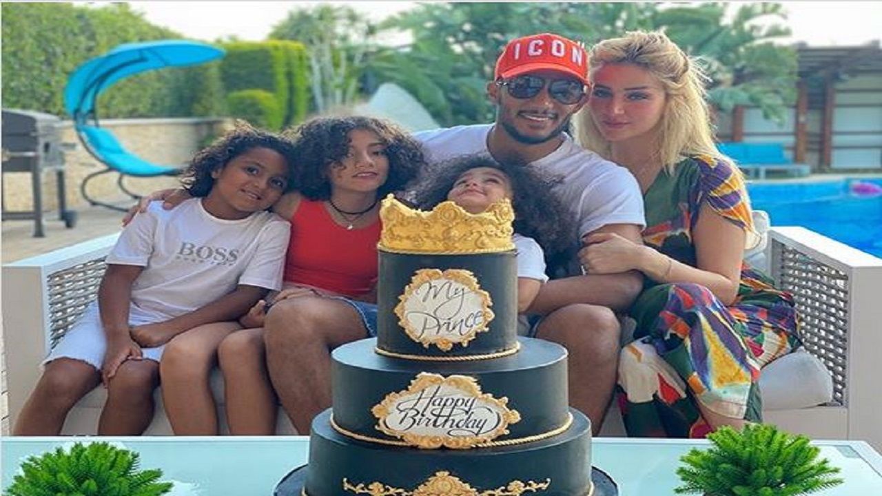 الممثل محمد رمضان ينشر لأول مرة صورة زوجته، والمتابعين في ذهول من شدة جمالها.. كأنها حورية تمشي على الارض.. شاهد