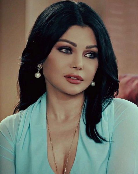 سبحان مغير الأحوال .. لن تصدقو كيف كان شكل الفنانة هيفاء وهبي قبل عمليات التجميل في عام 1996م ..(شاهدو الفيديو)