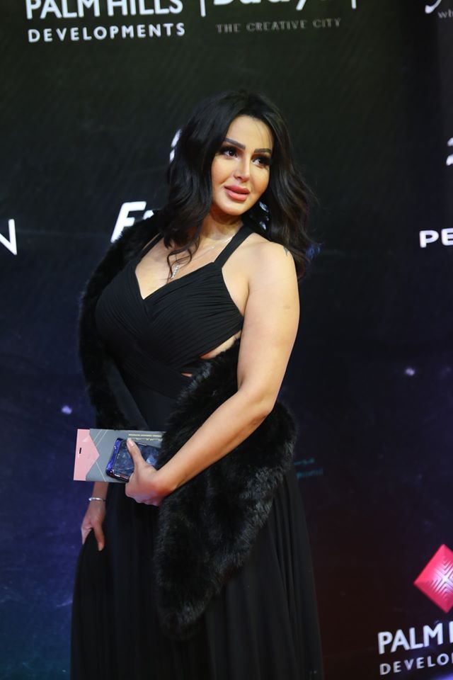 هل تذكرون بطلة أفلام خالد يوسف الاباحية الفنانة "شيما الحاج" ..شاهدو فضيحتها الجديدة التي هزت الوسط الفني ..ظهرت على سجاد أحمر وكشفت عن مفاتنها بطريقة صادمة ومثيرة .."صور"