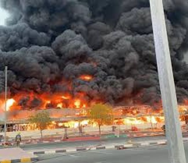 حريق هائل يلتهم أحد أسواق إمارة عجمان في الإمارات .. مشاهد مفزعة وتخوف من سيناريو مرفأ بيروت!