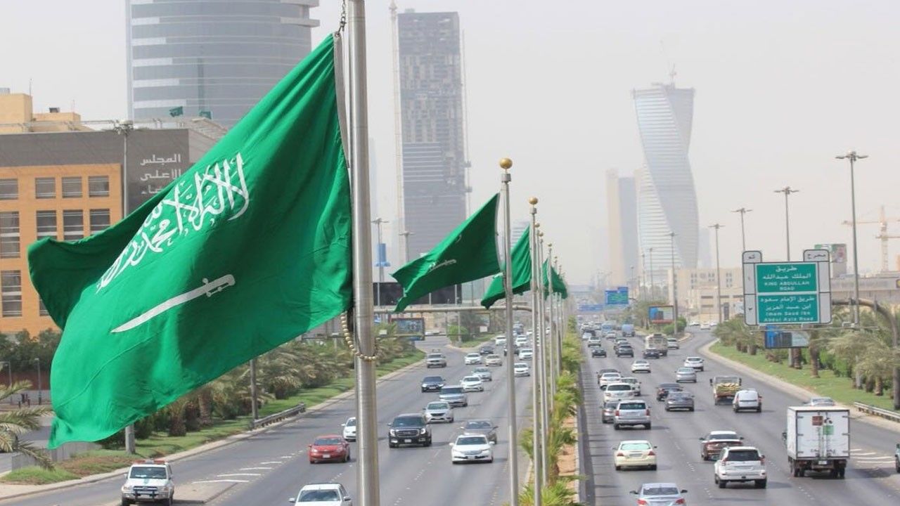 تسريب صور اباحية لواحد من أكبر رجال الأعمال في السعودية ..شاهد من هي الحسنأ التي ظهر وهو بين أحضانها ..صور