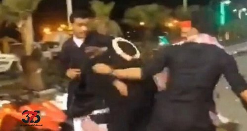 بعد القرارات الأخيرة: سعودي يدوس صورة الملك سلمان وحالة من الغضب تجتاح شوارع المملكة .. شاهد (فيديو)