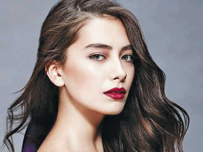 "ابنة السفير" تخون زوجها مع بطل مسلسل "قيامة عثمان" بوراك أوزجيفيت.. شاهد الصور