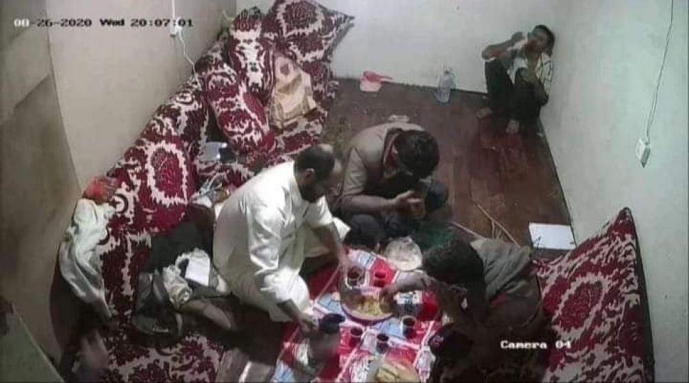 جلسوا للعشاء تاركينه وحيداً في ركن غرفة التعذيب...صورة جديدة لجريمة تعذيب الشاب ”عبدالله الاغبري”