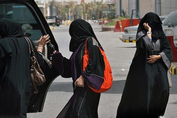 #المتحرش_القذر يشعل السعودية ..شباب مراهقين يختلون بفتاة في سيارتهم بأحد الشوارع .. وعندما مر بجوارهم مجموعة فتيات اخريات حدثت مفاجأة لم تكن تخطر على بآل أحد وكانت الفضيحة مزلزلة ..شاهد الفيديو والصور