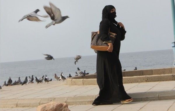 تحرش جماعي في السعودية اثناء الاحتفال باليوم الوطني .. هذة الفتاة الجميلة ارتدت ملابس فاضحة وفاتنة في كورنيش جدة وأثارت جنون الشباب فحدث لها مالم يكن بالحسبان.. شاهد