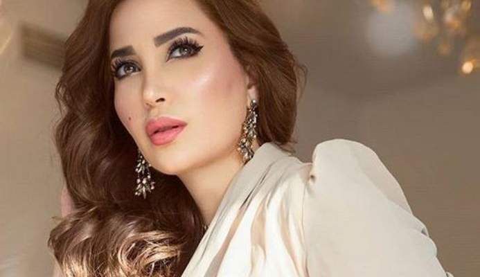 بسروال مشقوق كشف مناطقها الحساسة.. الفنانة نسرين طافش تشعل مواقع التواصل الاجتماعي بظهور فاضح.. شاهد