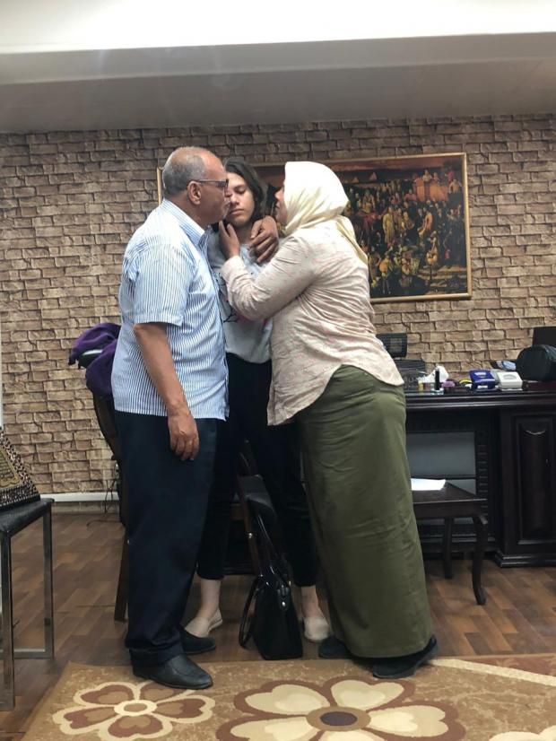 الصور الأولى للطالبة فرح بعد العثور عليها بصحبة أسرتها: قبلات وأحضان