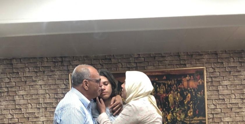 الصور الأولى للطالبة فرح بعد العثور عليها بصحبة أسرتها: قبلات وأحضان