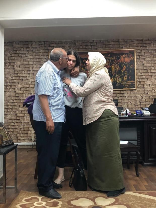 الصور الأولى للطالبة فرح بعد العثور عليها بصحبة أسرتها: قبلات وأحضان