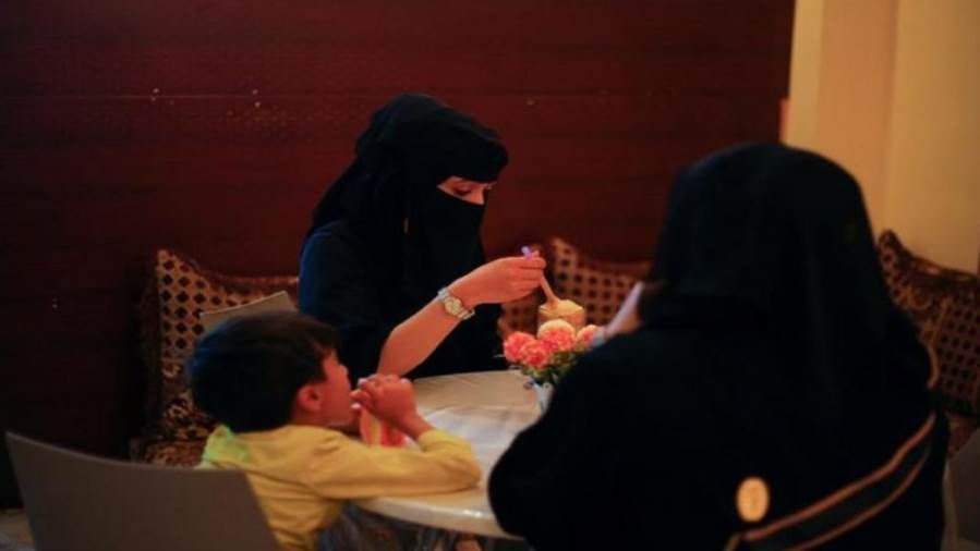مقهى إنترنت للنساء فقط في مأرب اليمنية