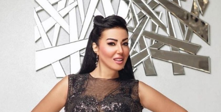«سمية الخشاب» بشعر كيرلي و«لوك» أطفال.. ومتابعون: إيه ده؟