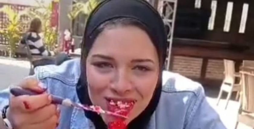 والدة «فتاة التورتة» بعد سوء حالة ابنتها: دمروا مستقبل بنتي