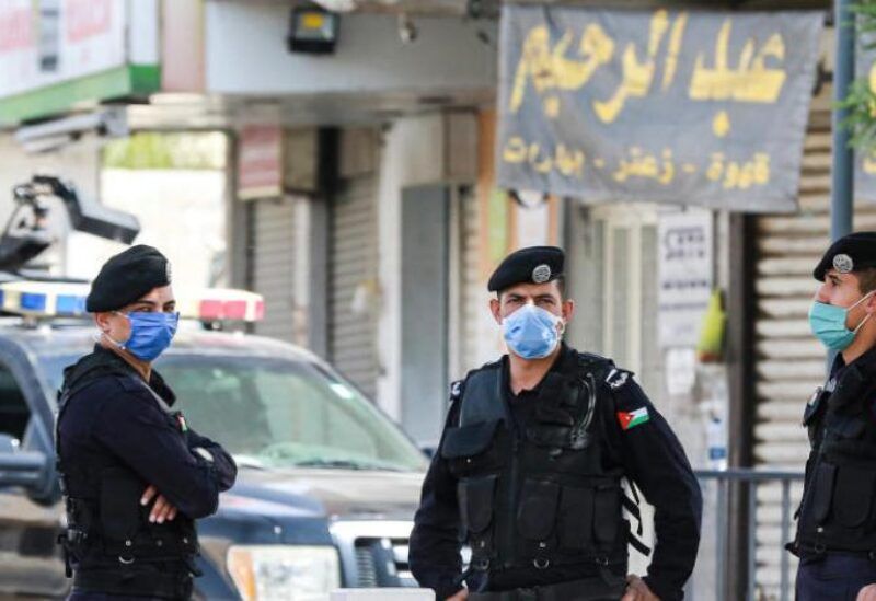 فيديو يغزو مواقع التواصل لأردني يحطم واجهة بنك في عمّان