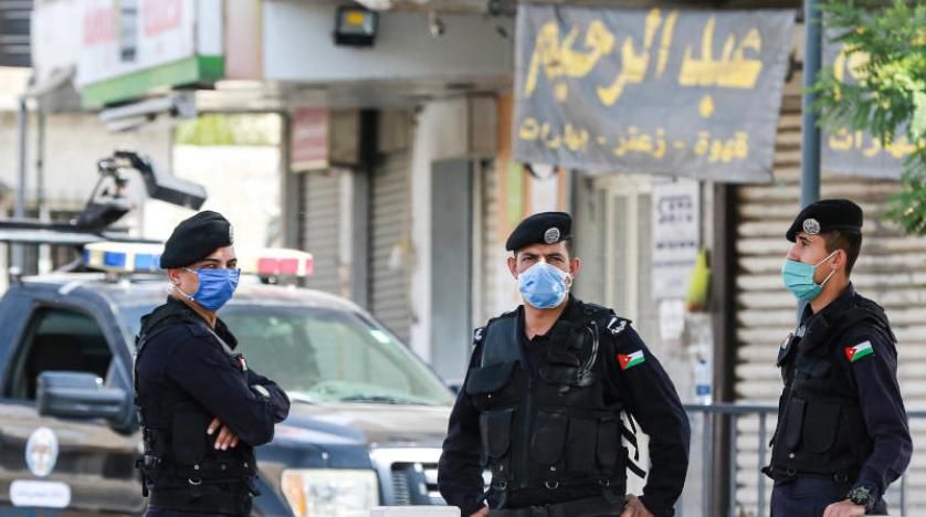 فيديو يغزو مواقع التواصل لأردني يحطم واجهة بنك في عمّان
