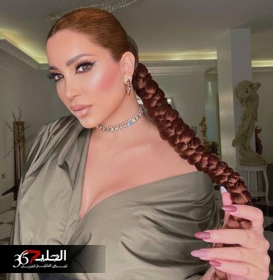 استعراض ومداعبة نسرين طافش داخل سيارتها يضعها في ورطة.. شاهد