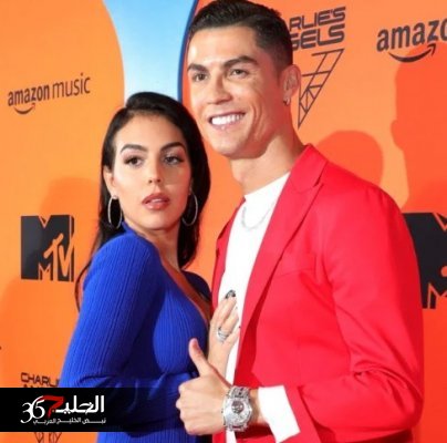شاهد.. عدسات المصورين تلتقط صورة فاضحة لـ اللاعب البرتغالي كريستيانو رونالدو وهو يداعب المنطقة الحساسة لصديقته جورجينا