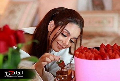 تسريب صورة فاضحة لنجمة مسلسل "باب الحارة" الفنانة شمس الملا مع مدربها في النادي الرياضي بـ دبي.. شاهد